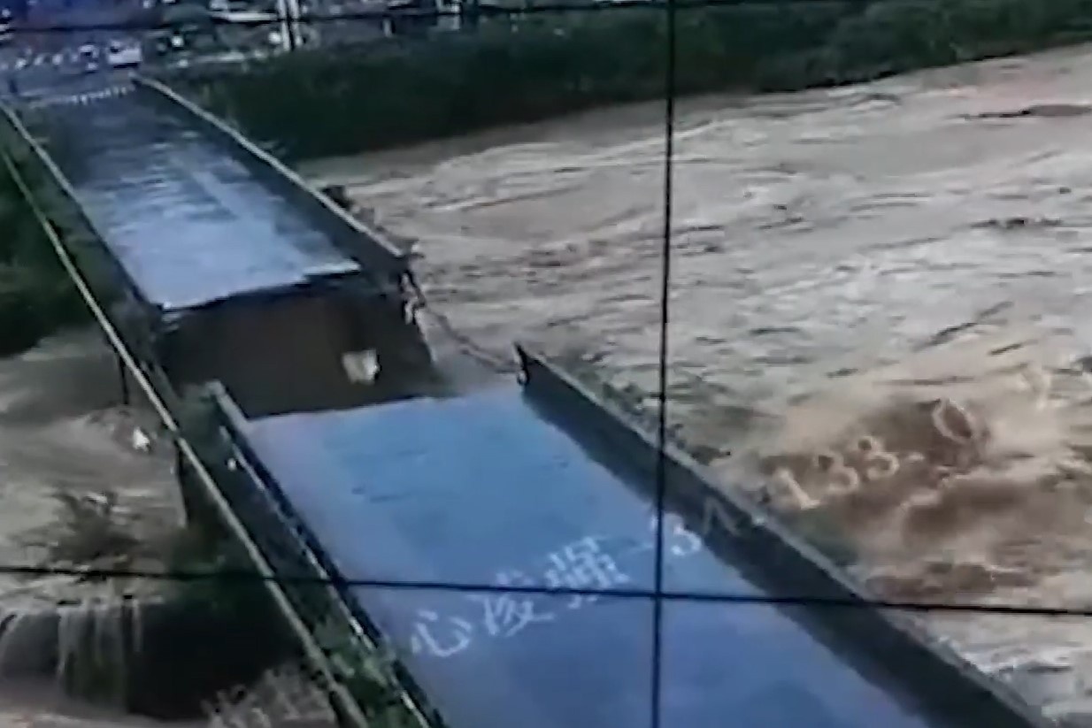 Cau gan 500 nam tuoi bi nuoc lu cuon troi o Trung Quoc hinh anh