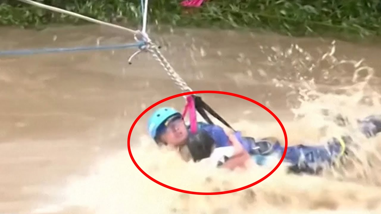 Nhan vien cuu ho lieu mang giai cuu dua tre giua dong nuoc lu hinh anh