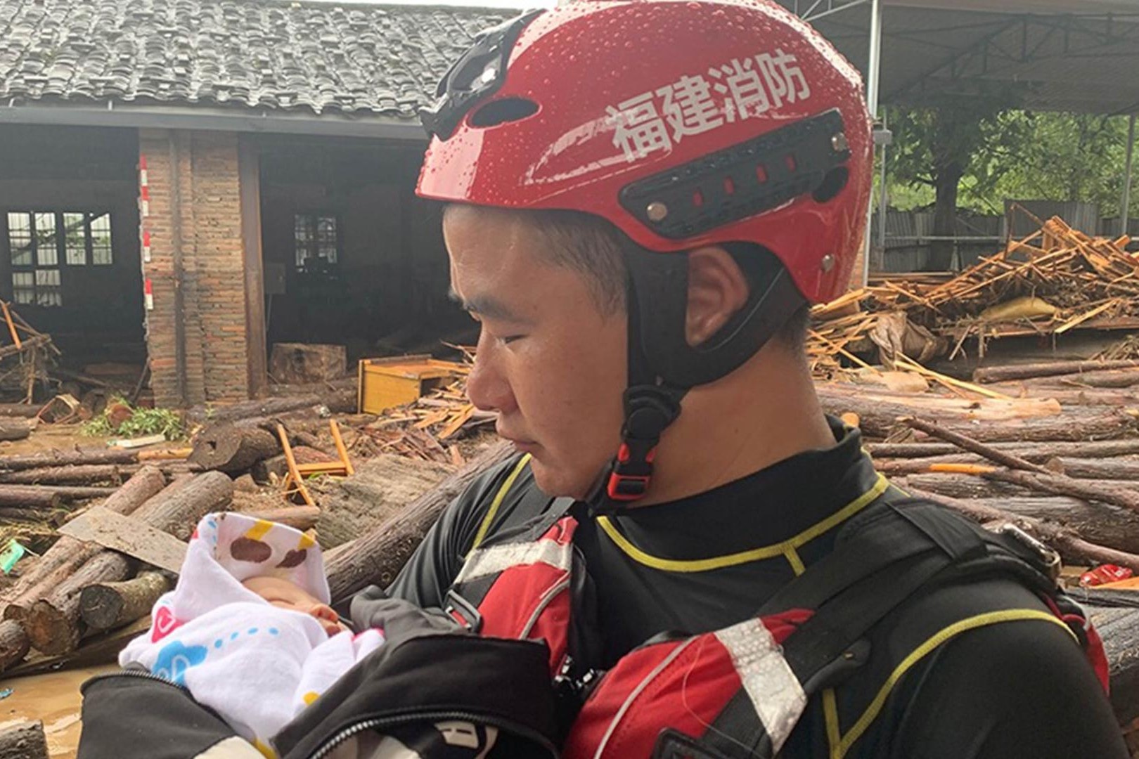 Cuu thanh cong be 7 ngay tuoi giua dong nuoc lu o Trung Quoc hinh anh