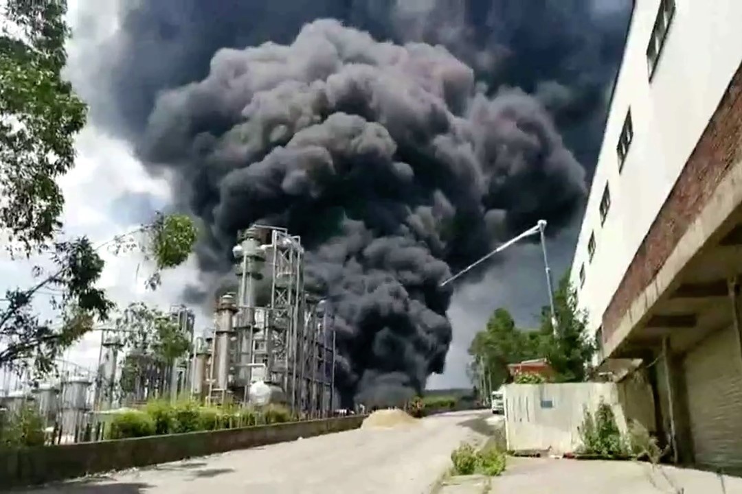 Chay lon tai cong ty nang luong o Trung Quoc hinh anh