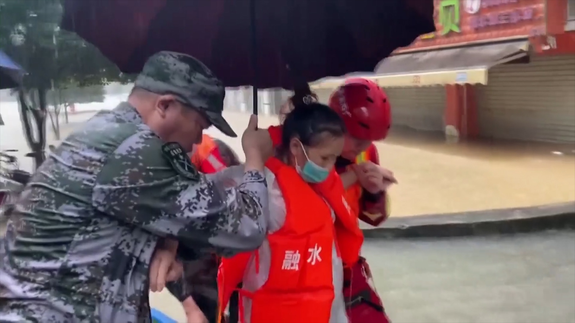 Giai cuu nguoi phu nu mang thai bi mac ket do mua lu tai Trung Quoc hinh anh