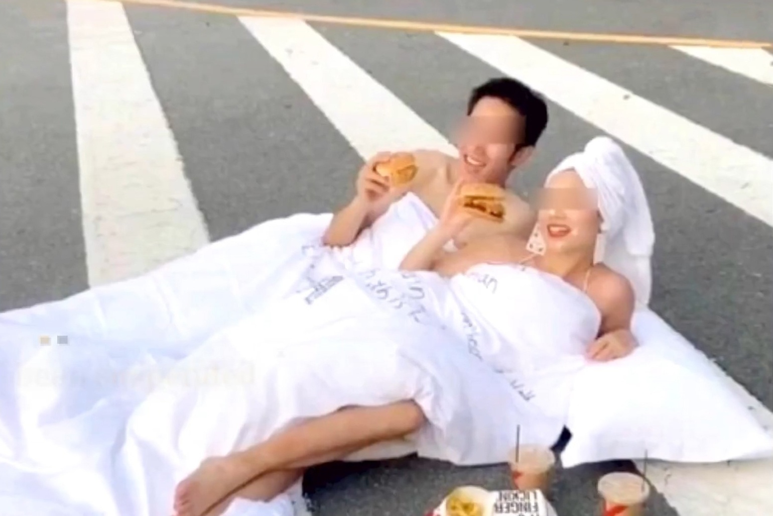 Doi nam nu mac ho henh, nam giua pho chup anh cuoi o Trung Quoc hinh anh