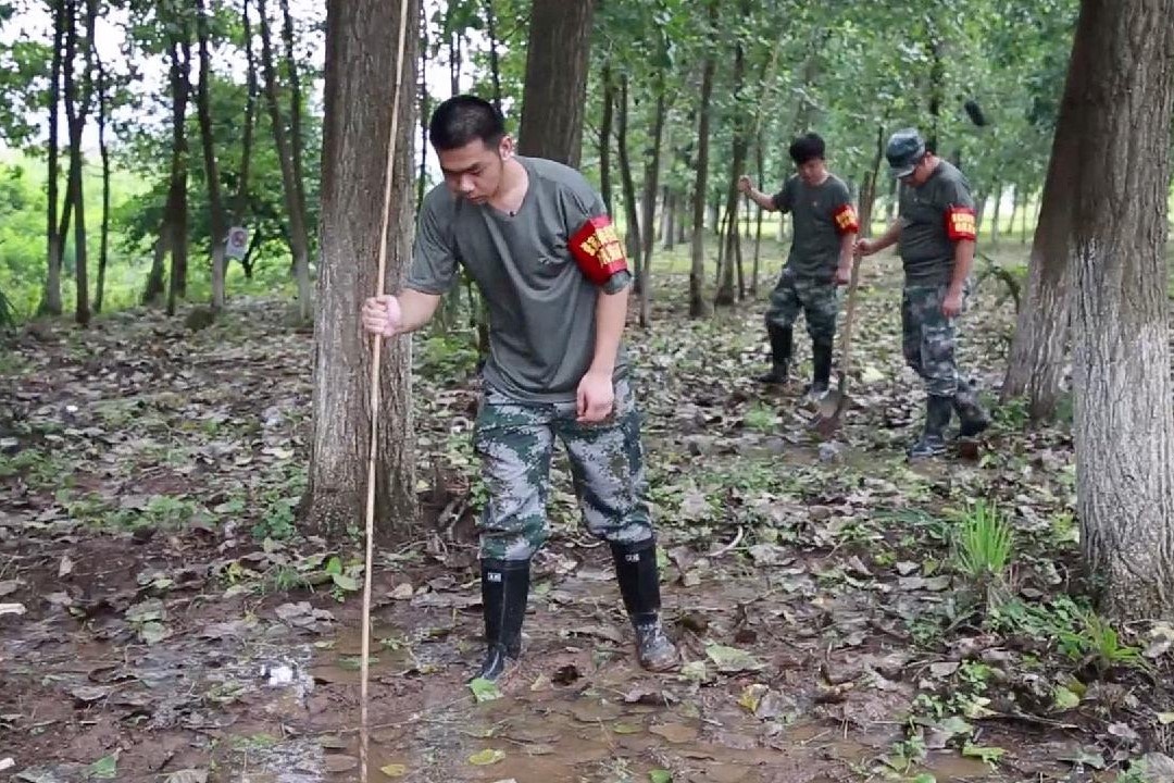 Hoc sinh TQ tham gia chong lu ngay khi ket thuc thi dai hoc hinh anh