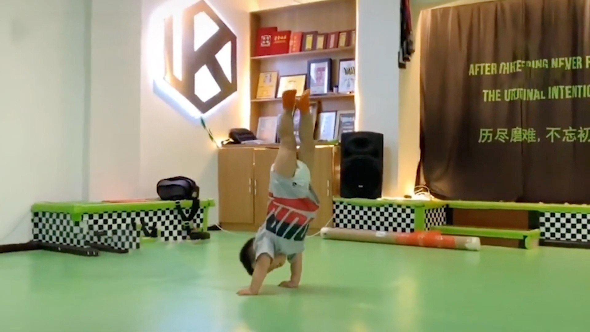 Cau be 2 tuoi noi tieng nho kha nang nhay va nhao lon hinh anh