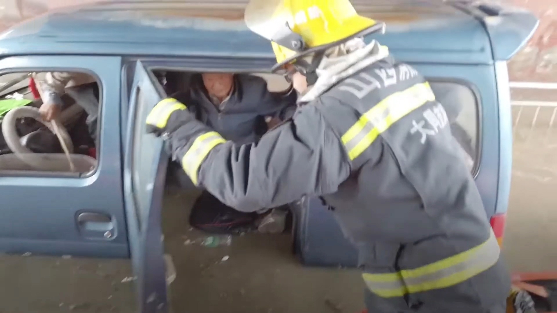 Giai cuu 4 nguoi cao tuoi mac ket ben trong chiec xe giua dong nuoc lu hinh anh