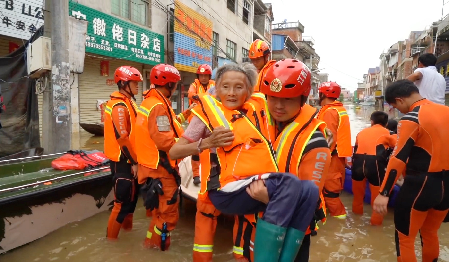 Hanh trinh giai cuu dan mac ket do mua lu o 7 ngoi lang TQ hinh anh