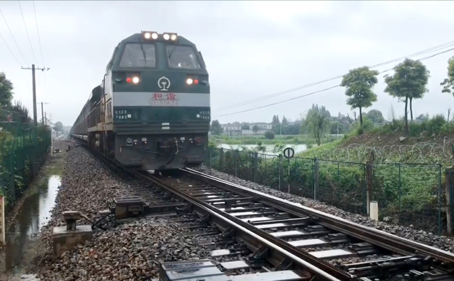 Trung Quoc dung tau cho hang de giu cau khong bi lu cuon troi hinh anh