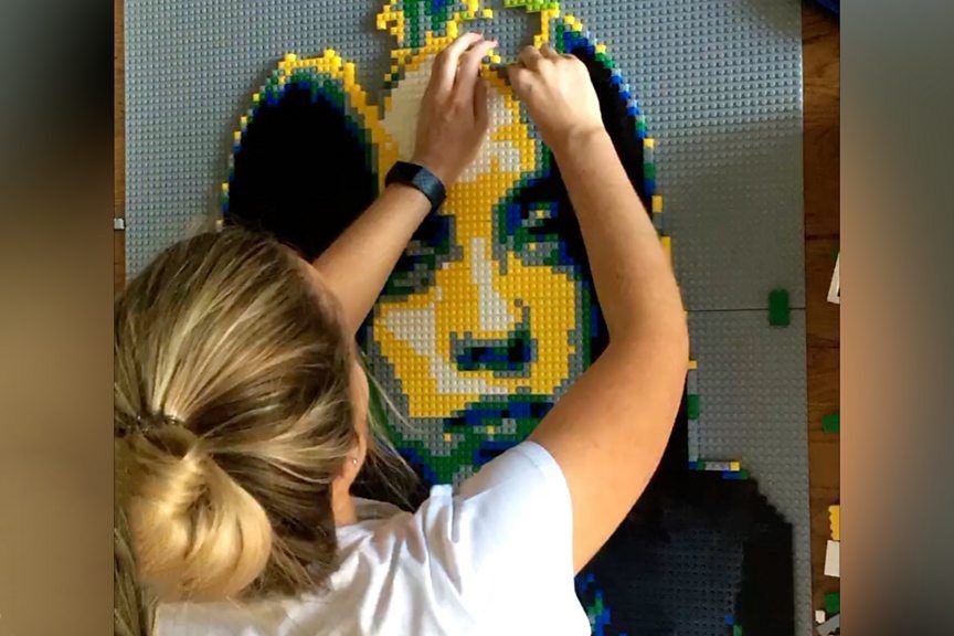 Co gai noi tieng voi tai ve chan dung bang hang nghin manh ghep Lego hinh anh