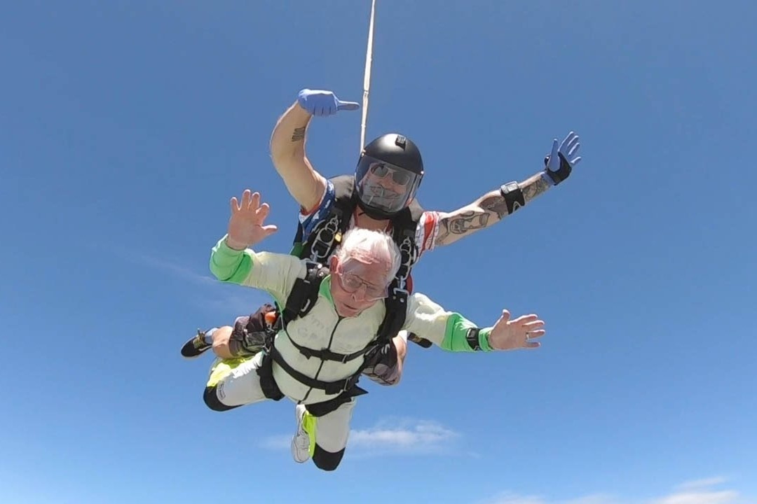 Cu ong 103 tuoi pha ky luc nguoi nhay du doi gia nhat the gioi hinh anh