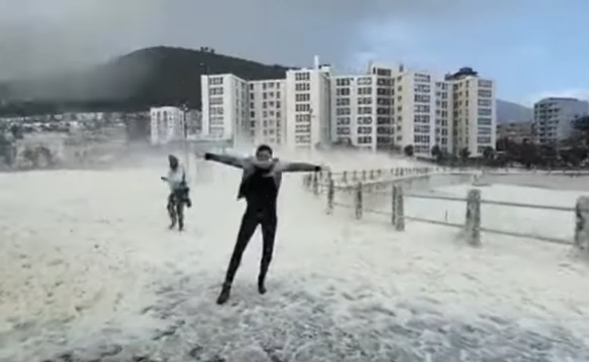 Con bao bot bien hiem tan cong Nam Phi hinh anh