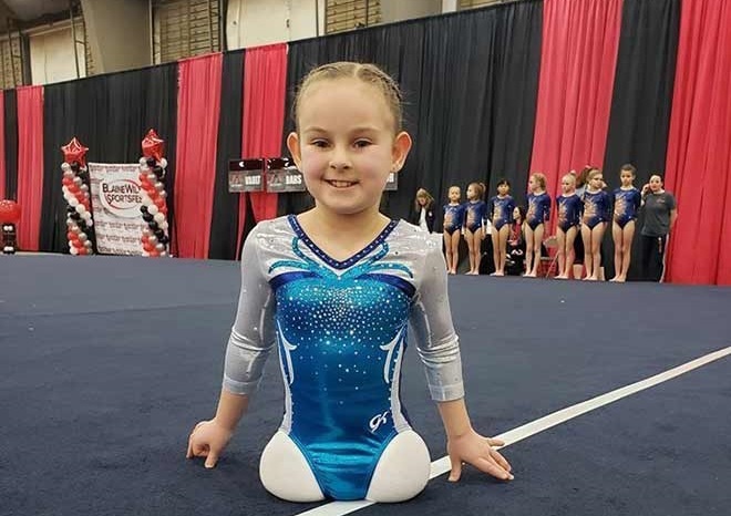 Be gai 8 tuoi khong chan thanh VDV the duc dung cu chuyen nghiep hinh anh