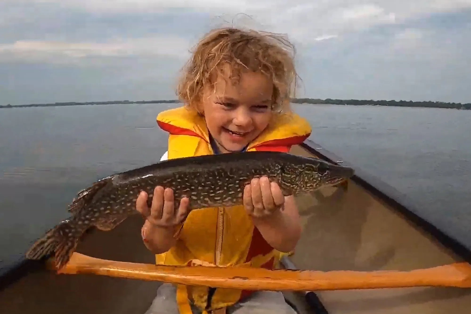 Cau be khoc khi lan dau tien cau duoc ca lon hinh anh