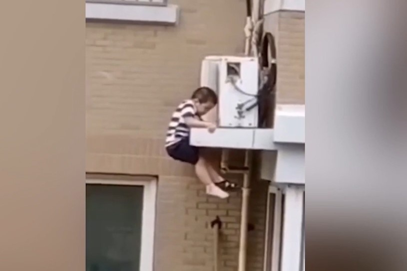 Cau be 2 tuoi roi xuong tu can ho tang 5 o Trung Quoc hinh anh