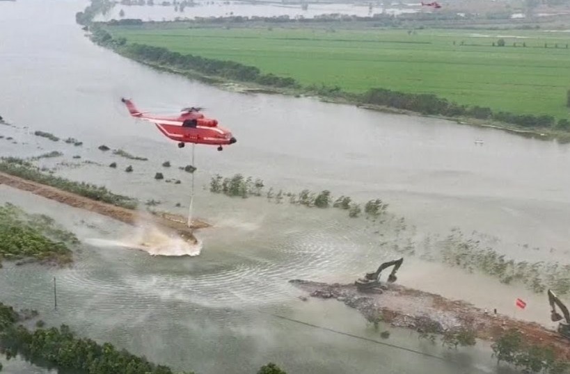 Su dung truc thang de dap de chan lu o Ho Bac hinh anh