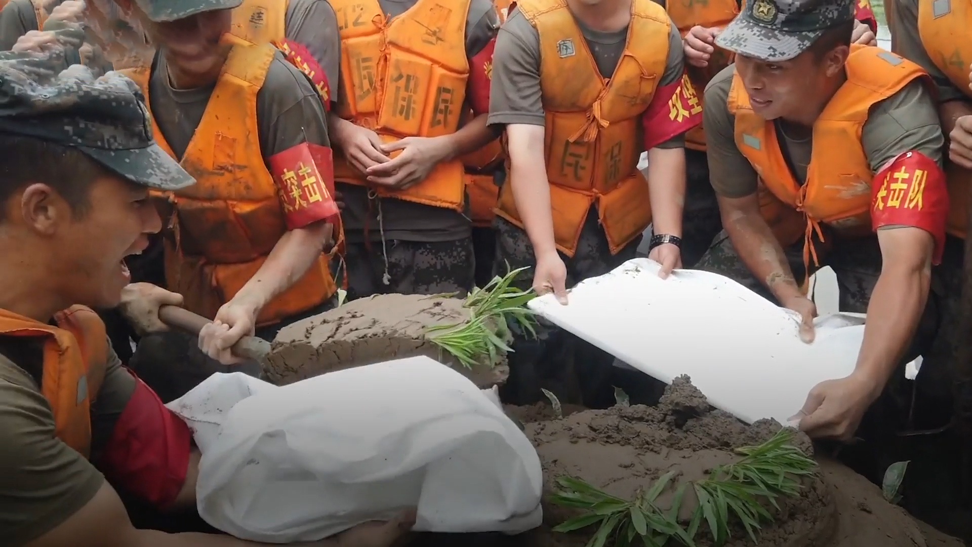 Banh sinh nhat lam tu dat cua nguoi linh chong lu lut o TQ hinh anh