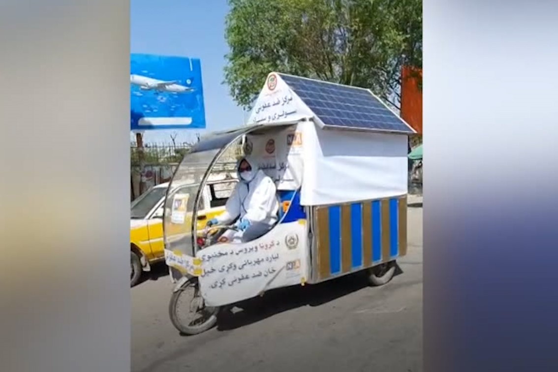 Xe ban thuc pham di dong chong Covid-19 o Afghanistan hinh anh