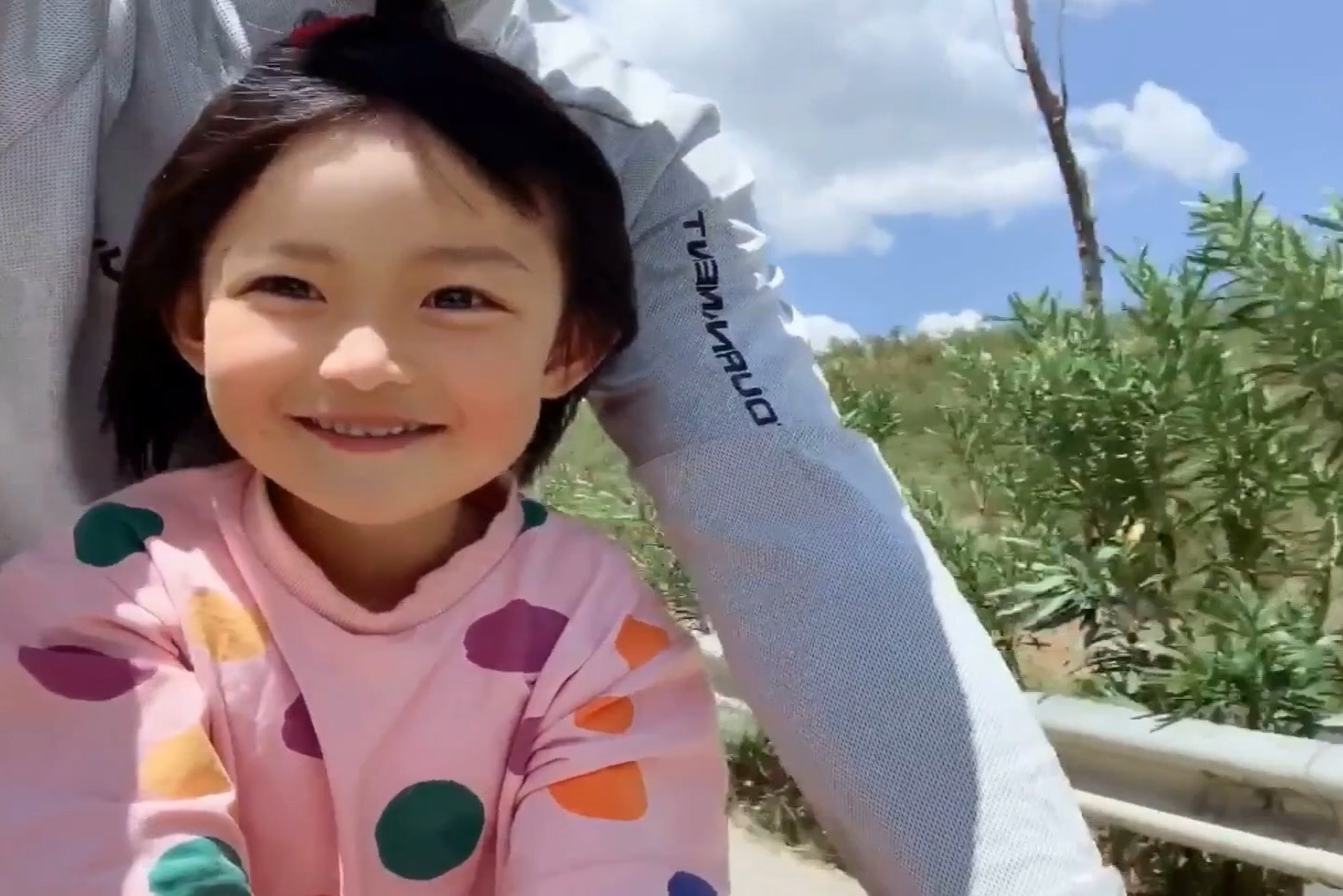 Cha cung con gai 4 tuoi dap xe du lich hon 4.000 km hinh anh