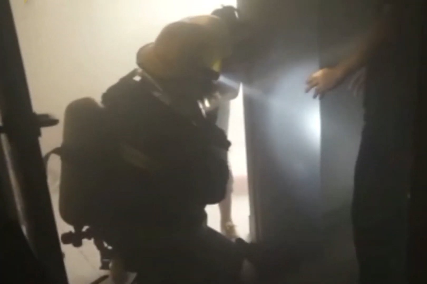 Linh cuu hoa nhuong mat na oxy cho dua tre ket trong dam chay hinh anh