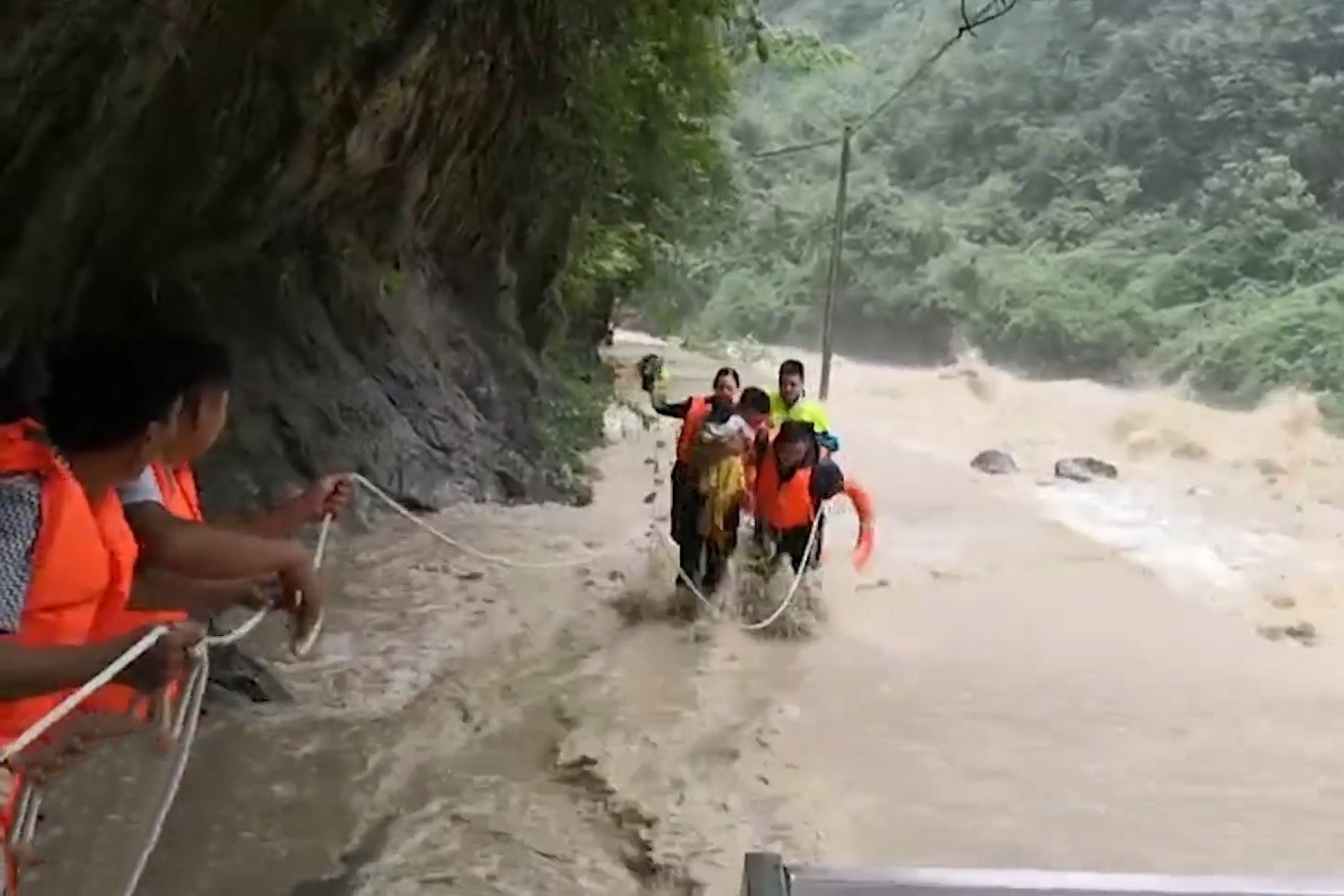 Dung day giai cuu gia dinh mac ket trong dong nuoc lu o Trung Quoc hinh anh