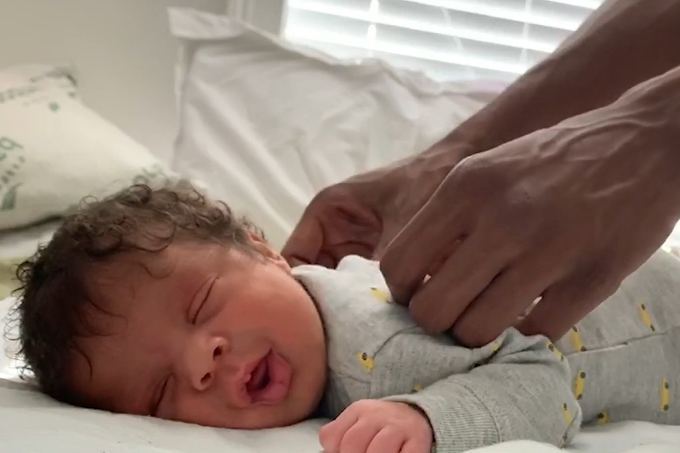 Be 3 tuan tuoi bieu cam dang yeu khi duoc massage hinh anh