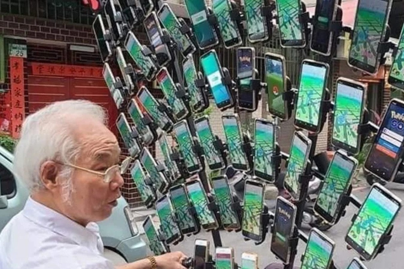 Cu ong choi Pokemon Go voi 64 smartphone hinh anh