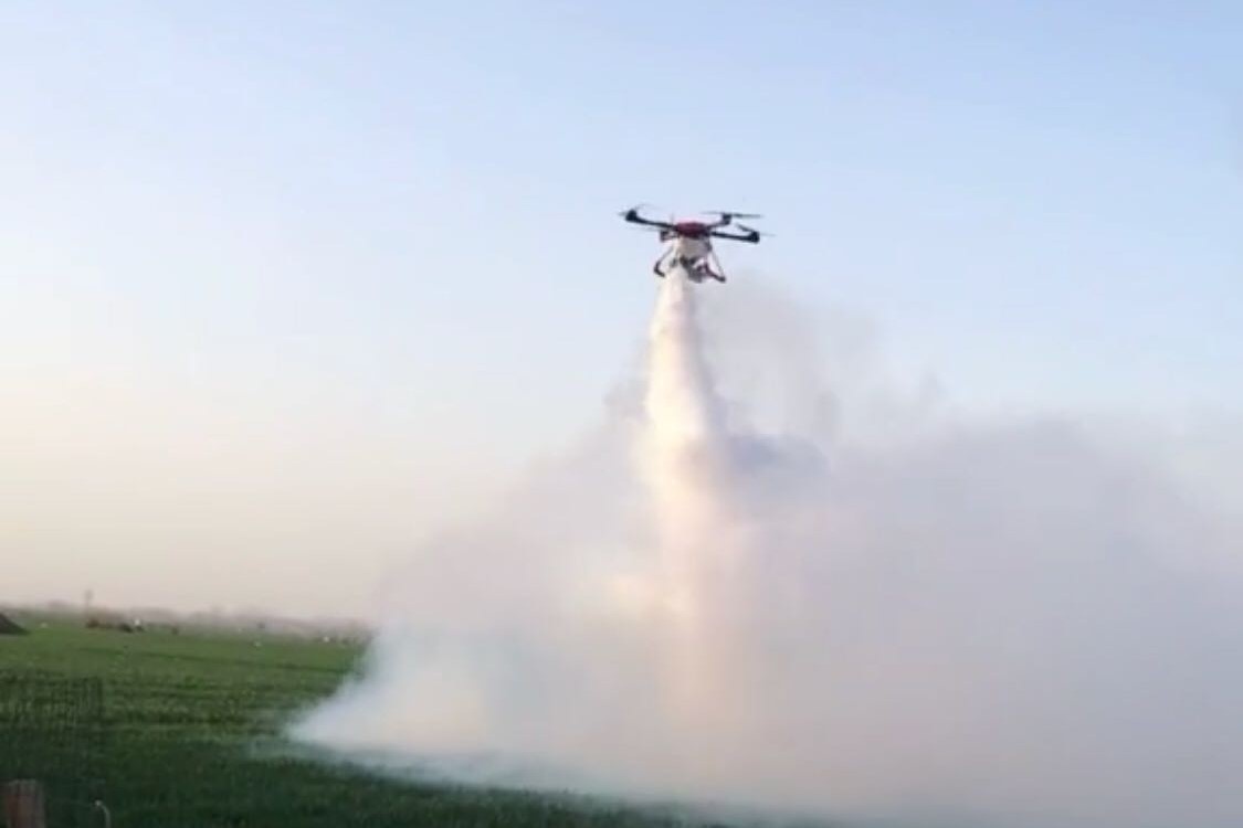 Trung Quoc dung drone diet chau chau hinh anh