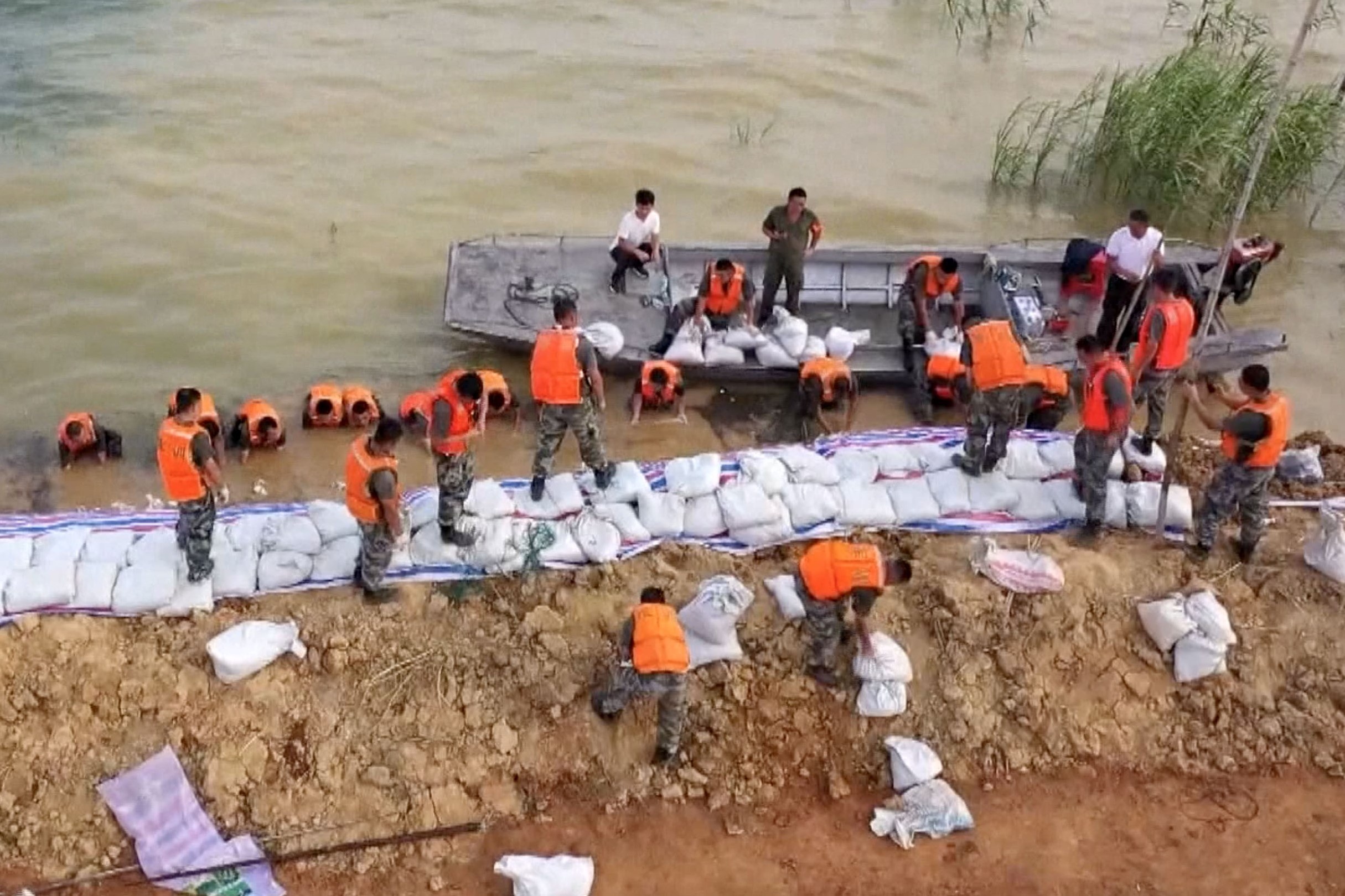 Trung Quoc su dung thiet bi cong nghe cao de chong lu hinh anh