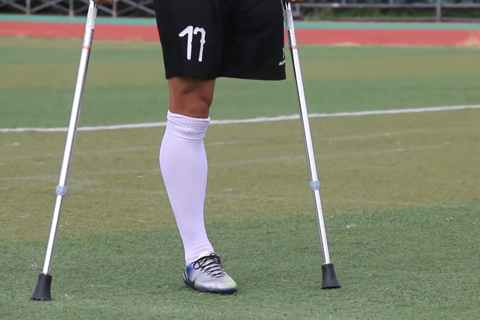 Chang trai cut chan tro thanh cau thu bong da hinh anh