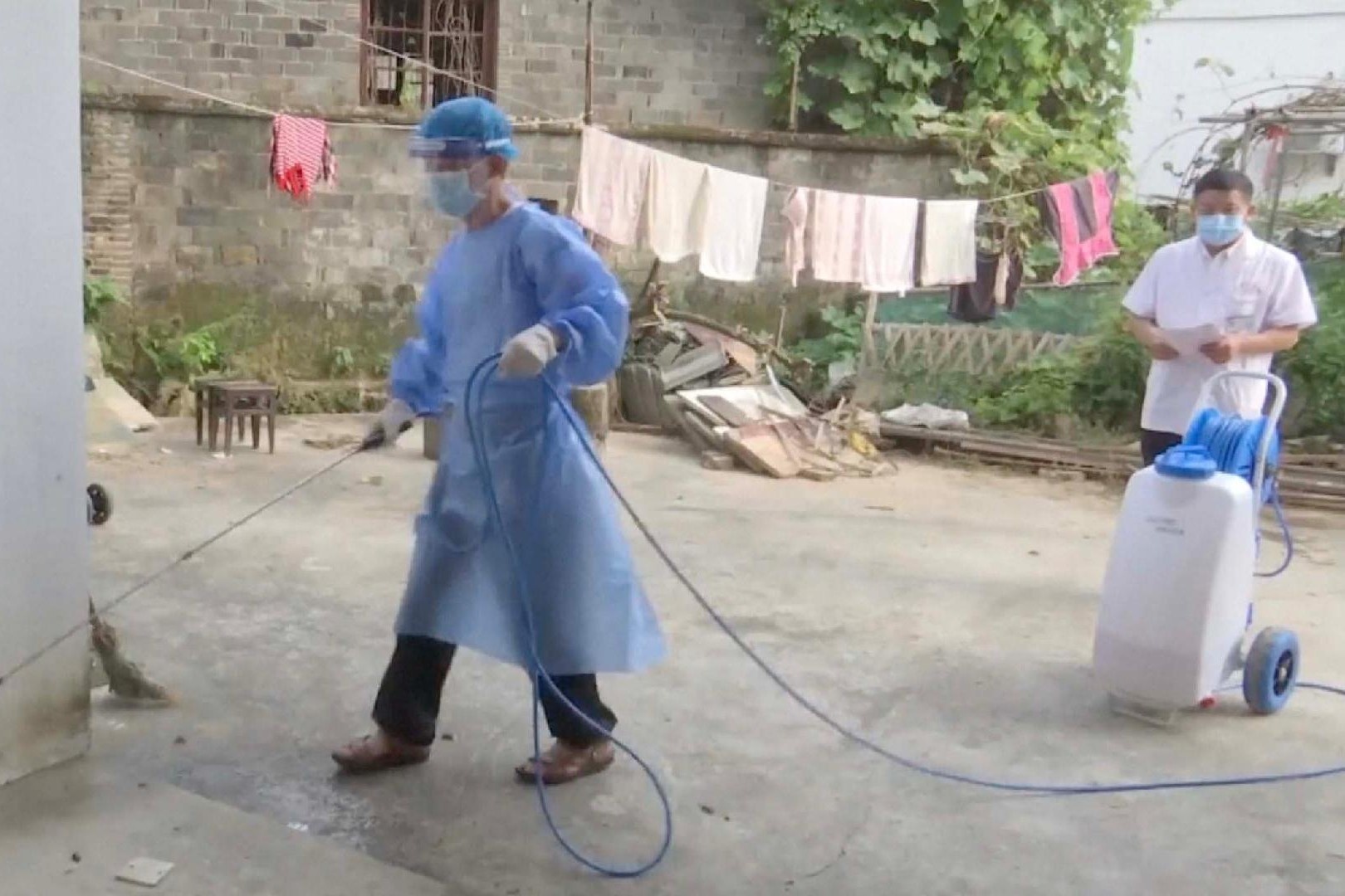 Nuoc lu rut, Trung Quoc khu trung de ngan chan dich benh bung phat hinh anh