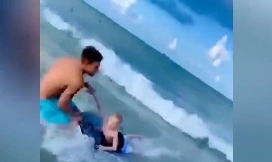 Canh sat cuu cau be thoat khoi ca map tan cong hinh anh