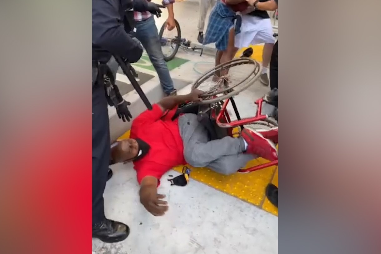 Nguoi dan ong bi danh nga khoi xe lan trong cuoc bieu tinh o My hinh anh