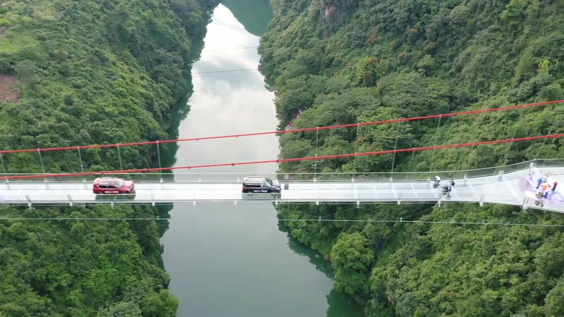 Dung tim khi di qua cay cau kinh dai 526 m tai Trung Quoc hinh anh