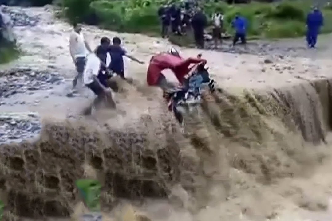 Lu quet cuon troi nguoi di xe may o Nepal hinh anh