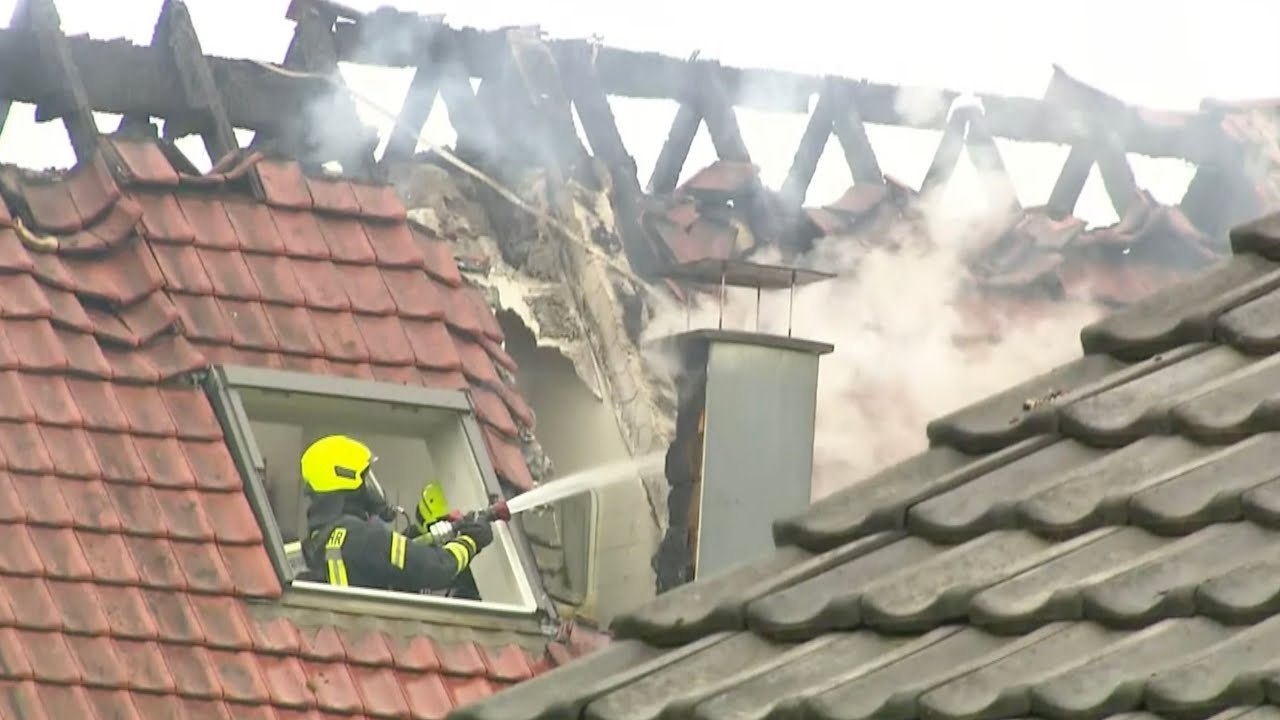 May bay dam vao toa nha tai Duc gay chet nguoi hinh anh