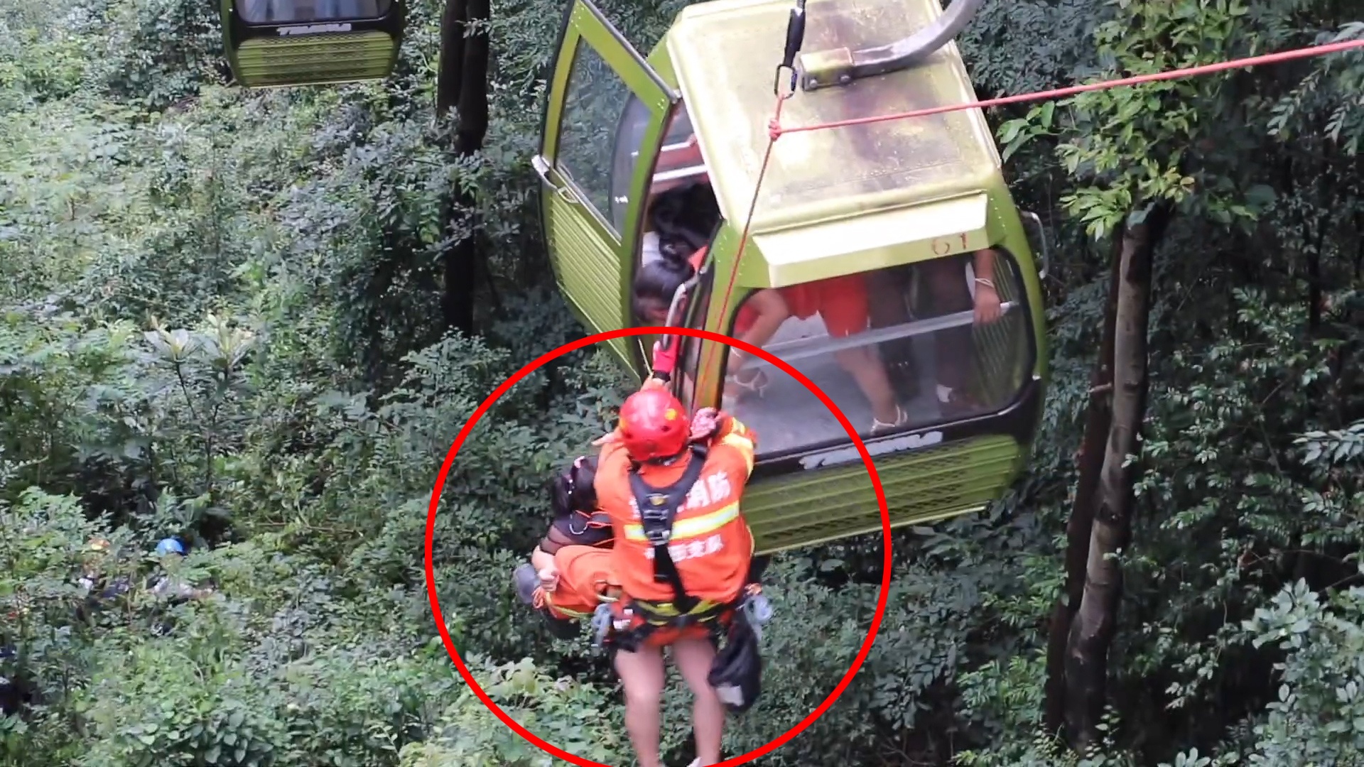 18 du khach ket trong cap treo cao 25 m do mat dien o TQ hinh anh