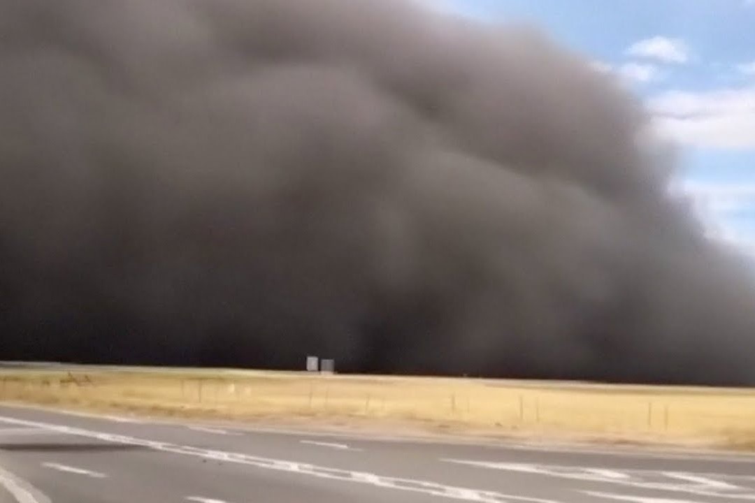 Con bao bui dai 100 m quet qua o Trung Quoc hinh anh