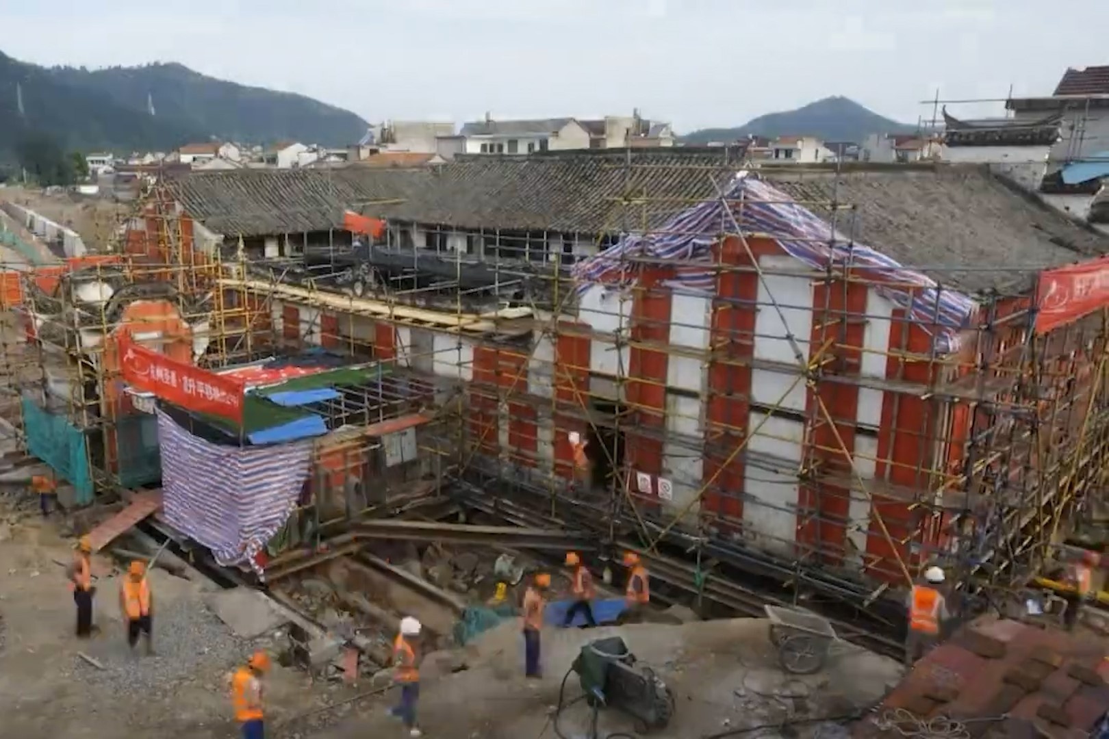 Di doi toa nha 100 nam tuoi khoi dong nuoc lu o Trung Quoc hinh anh