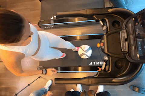 Co gai xo do ky luc tang bong tren may chay bo hinh anh