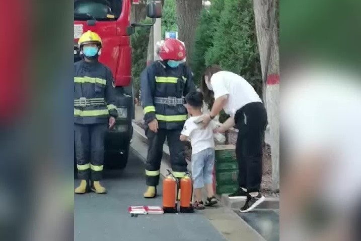 Cau be TQ tang nuoc cho linh cuu hoa dang lam nhiem vu hinh anh