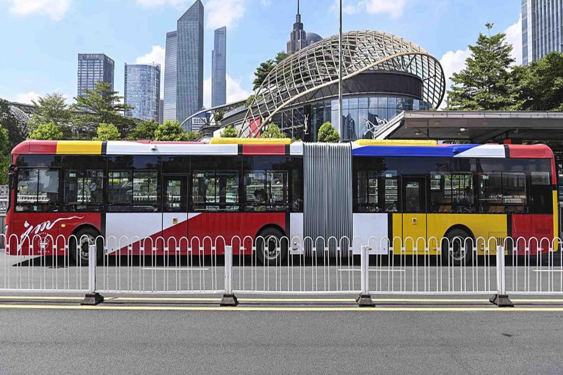 Xe buyt dien dai 18 m di vao hoat dong o Trung Quoc hinh anh