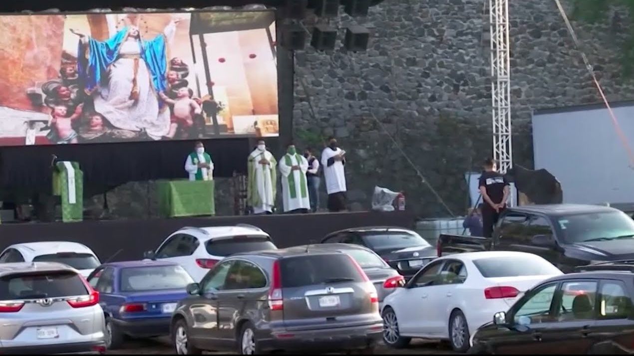 Phai ngoi trong oto de du le nha tho do Covid-19 hinh anh