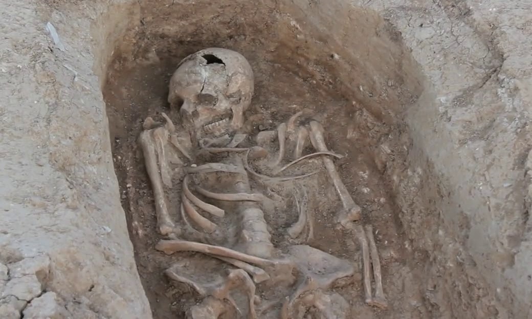 Nghia dia thoi Trung co phat lo giua cong truong xay dung Tay Ban Nha hinh anh