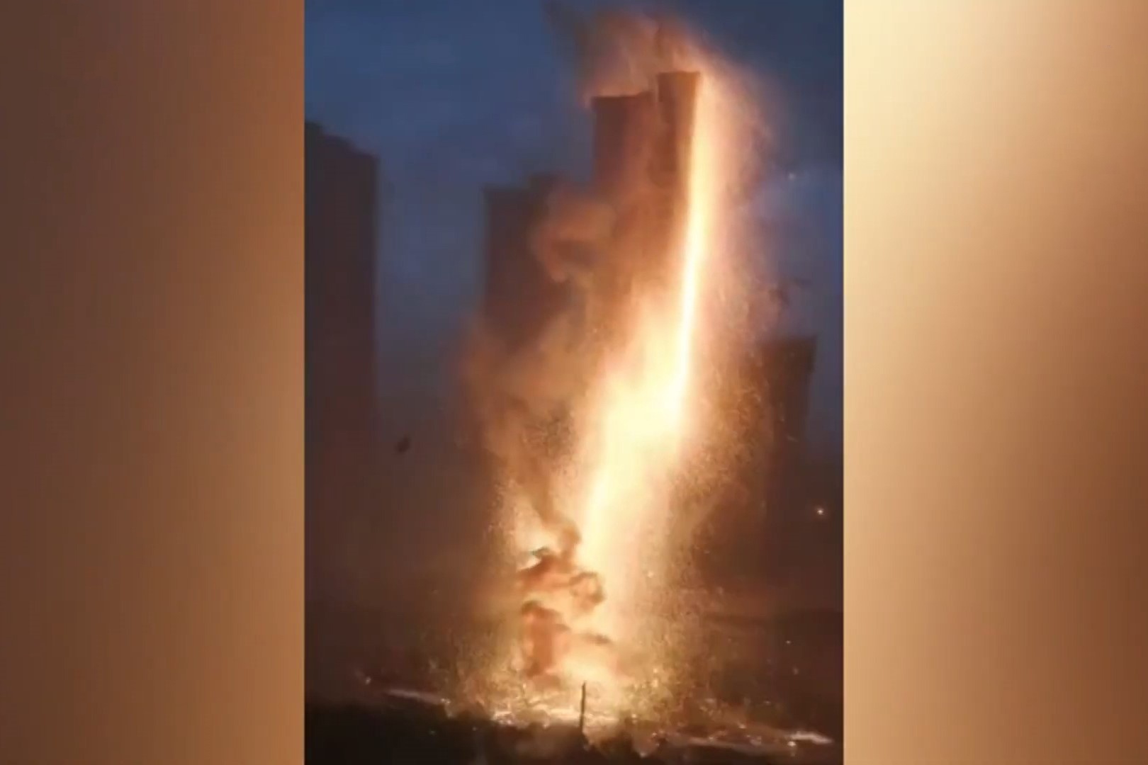 Set danh trung toa nha, gay bao tia lua o Trung Quoc hinh anh