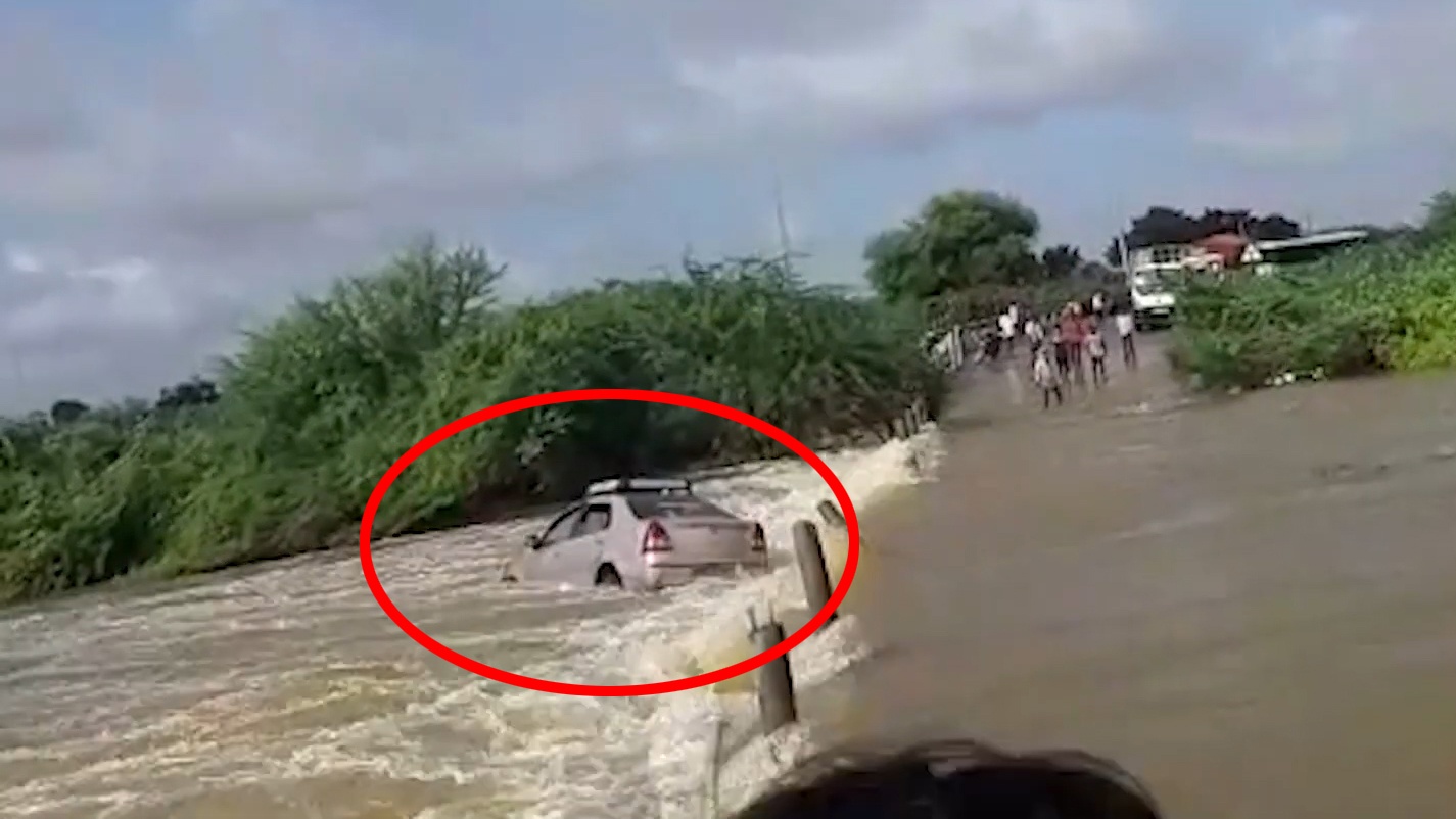 2 nguoi thoat chet trong gang tac khi oto bi nuoc lu cuon troi hinh anh