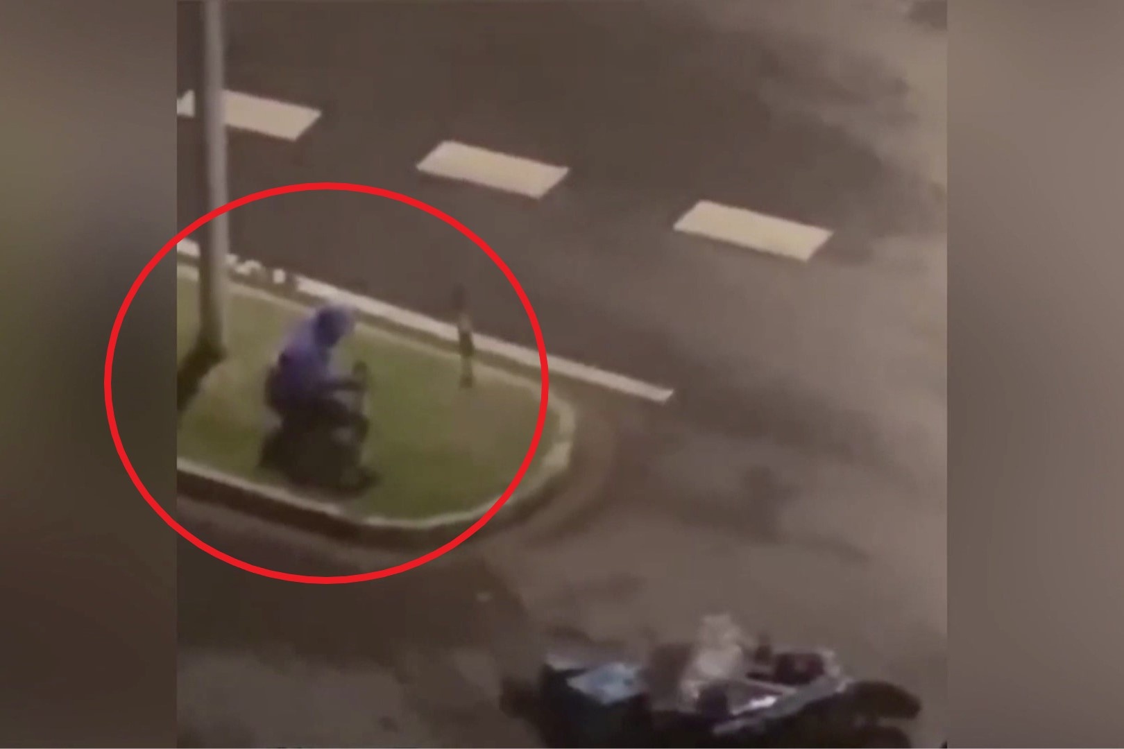 Nguoi giao hang TQ bam lay coc chan de khong bi con bao thoi bay hinh anh