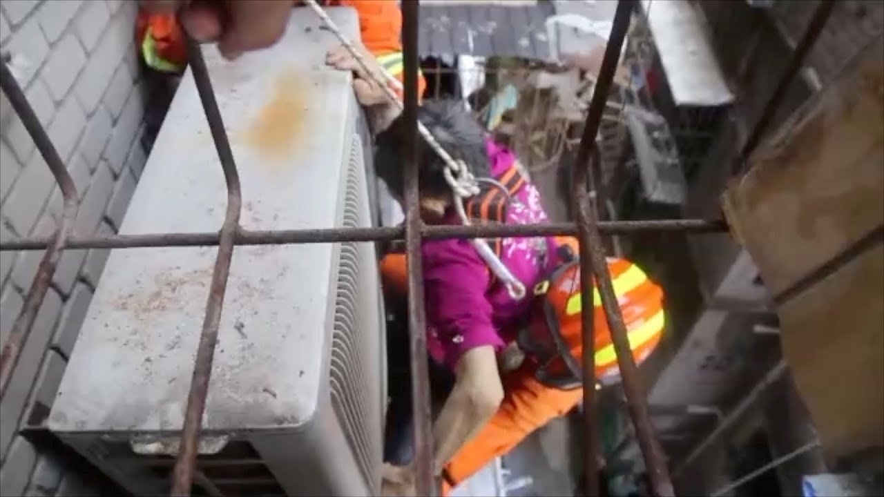 Linh cuu ho TQ du day, cuu ba cu 80 tuoi nga tu tang 5 hinh anh