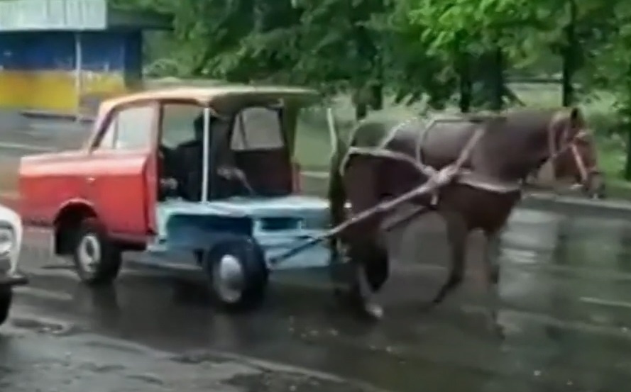 Chiec oto do ngua keo cua cap vo chong gia tai Ukraine hinh anh