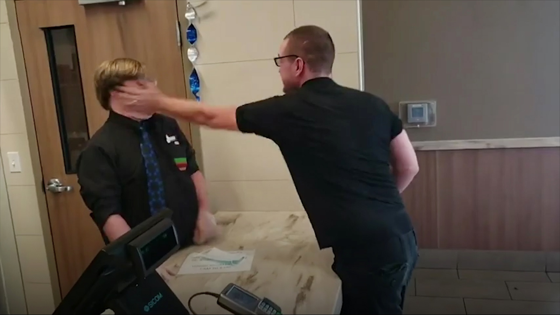 Nhan vien ban hang o My bi tat vao mat chi vi mon an qua cay hinh anh