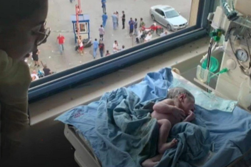 Nguoi phu nu chuyen da giua vu no tham khoc o Beirut hinh anh