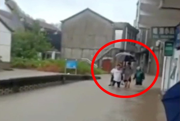 Cu gia vua duoc cong di, ngoi nha do sap vi lu hinh anh